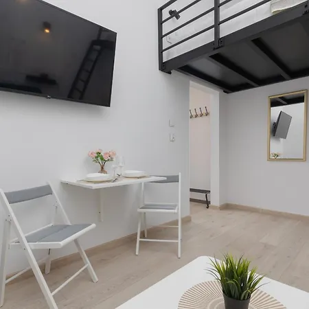 Aleja Wyzwolenia Studio With Mezzanine Downtown By Renters 호텔 바르샤바