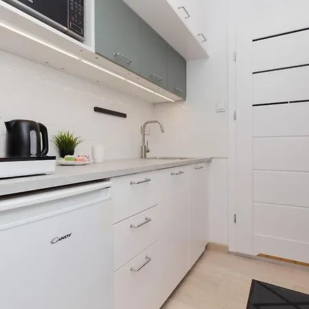 ホテル Aleja Wyzwolenia Studio With Mezzanine Downtown By Renters ワルシャワ